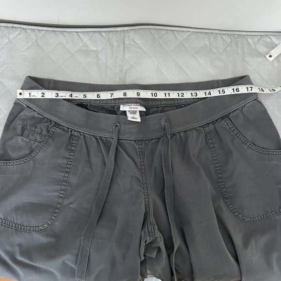 LIZ LANGE- Maternity Gray Cargo Capri's Size Large - Picture 5 of 12
